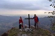 64 Alla croce lignea panoramica sull'altopiano e la valle 